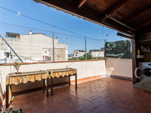 Piso en venta en Terrassa, Roc Blanc. SWEET HOME SWEET CON TODO INCLUIDO 5 HAB, TERRAZA, BALCÓN Y PÁRQUING. Pisos.