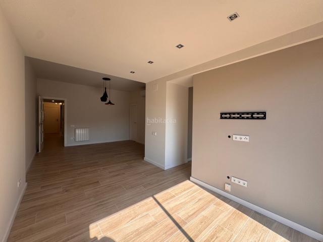Piso en venta en Terrassa, San Pere. Amplia vivienda tipo casa con terraza en la zona de Sant Pere Junto a Abat Marcet. Pisos.