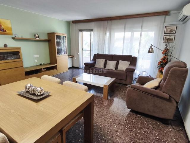 Piso en venta en Terrassa, San Pere. Amplio piso de 121 m con parking, ascensor y gran salón en Sant Pere. Pisos.