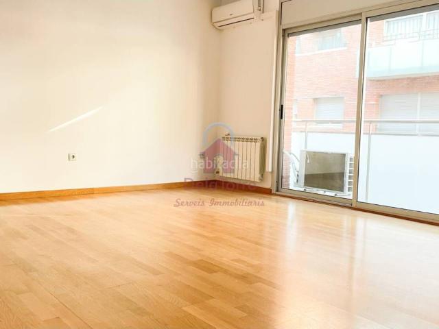 Piso en venta en Terrassa, San Pere. Piso en venta CON INQUILINO en Antic Poble de Sant Pere Terrassa, con salida a 2 balcones y parking. Pisos.