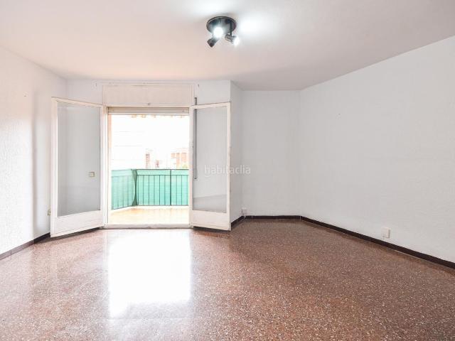 Piso en venta en Terrassa, San Pere. ZONA SANT PERE: PISO AMPLIO E ILUMINADO DE 3 HABS. + 2 BAÑOS + BALCÓN + ASCENSOR. Pisos.