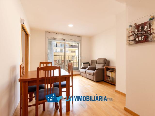 Piso en venta en Terrassa, Sant Pere Nord. Situado cerca de la Avda. Jaume I y con todos los servicios alrededor.Para aquellos que necesitan poco espacio este piso seminuevo. Pisos.