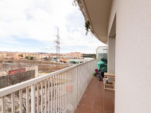 Piso en venta en Terrassa, Xúquer. Local de inversión habilitado como vivienda. Pisos.