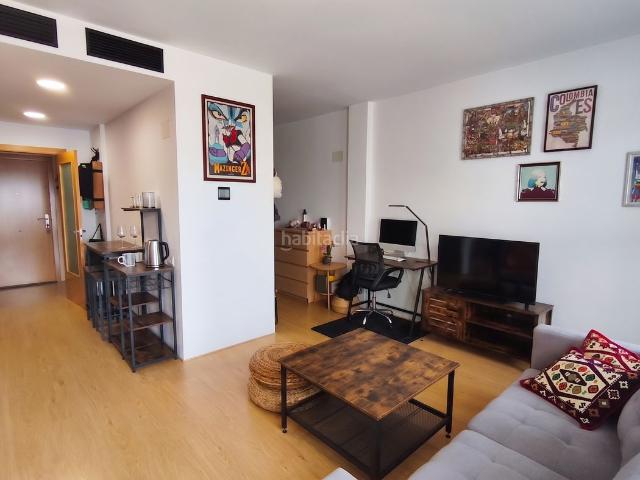 Piso en venta en Terrassa, Zona Esportiva. Acogedor y luminoso piso en finca seminueva. Pisos.