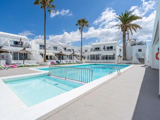 Piso en venta en Tías, Puerto del Carmen. Exclusiva propiedad con terraza y piscina en Puerto del Carmen. Pisos.