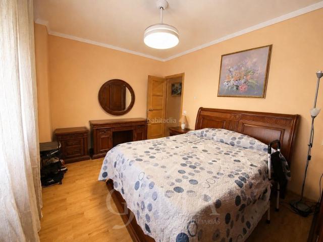 Piso en venta en Tomelloso. Piso en pleno centro con 3 habitaciones y 2 baños, balcon a la calle. Pisos.