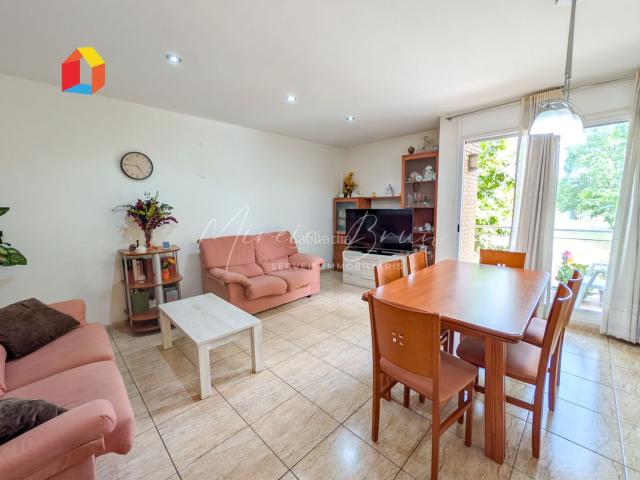 Piso en venta en Tona. MB Serveis Immobiliaris presenta este magnífico piso en venta en el centro de Tona. Pisos.