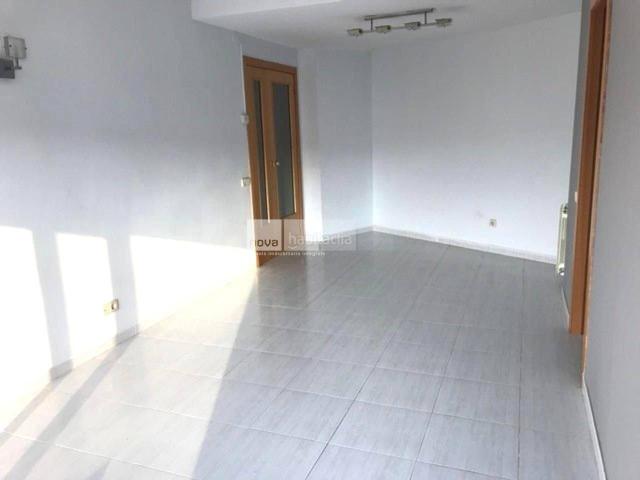 Piso en venta en Tona. Piso con parking incluido, listo para entrar a vivir en Tona. Pisos.