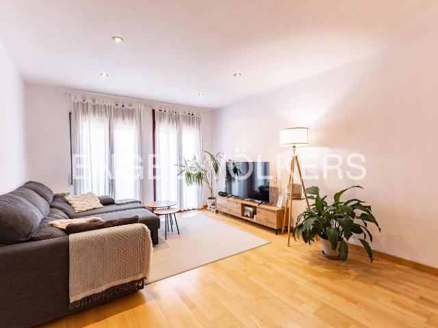 Piso en venta en Torelló. Moderno piso céntrico en Torelló con terraza y parking. Pisos.