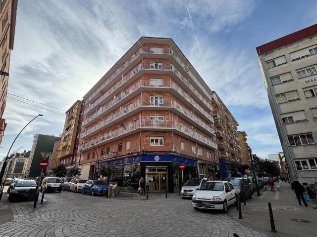 Piso en venta en Torrelavega, Inmobiliaria Barreda. Vivienda luminosa y lista para entrar a vivir de 3 habitaciones en el centro de Torrelavega. Pisos.