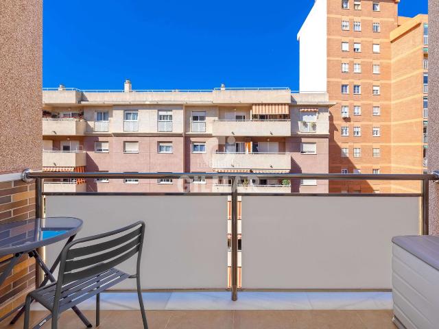 Piso en venta en Torremolinos, Ayuntamiento. Excelente oportunidad en el emblemático y elegante Edificio Generalife, Torremolinos.Situado en una de las zonas más vibrantes de. Pisos.