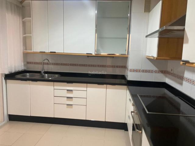 Piso en venta en Torremolinos, Ayuntamiento. Piso céntrico en Torremolinos no muy antiguo, con garaje y trastero, 3 dormitorios y terraza. Pisos.