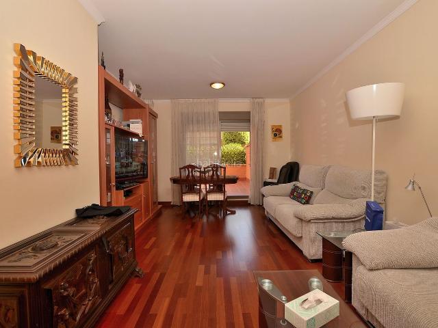 Piso en venta en Torremolinos, El Pinillo. Gran terraza Plaza de aparcamiento y trastero Junto a todo tipo de comercios. Pisos.