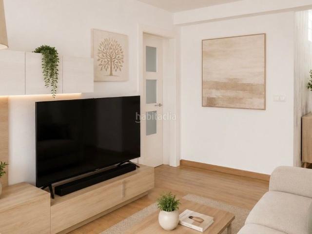 Piso en venta en Torremolinos, Loma de los Riscos. iso totalmente reformado con terraza, a un paso del centro y de la playa. Pisos.