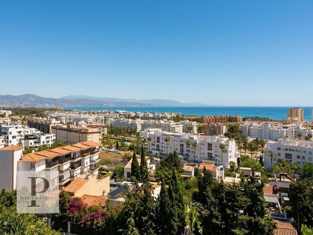 Piso en venta en Torremolinos, Los Álamos. Amplio piso de 1 dormitorio situado en un recinto privado con piscina y parking comunitario. Pisos.