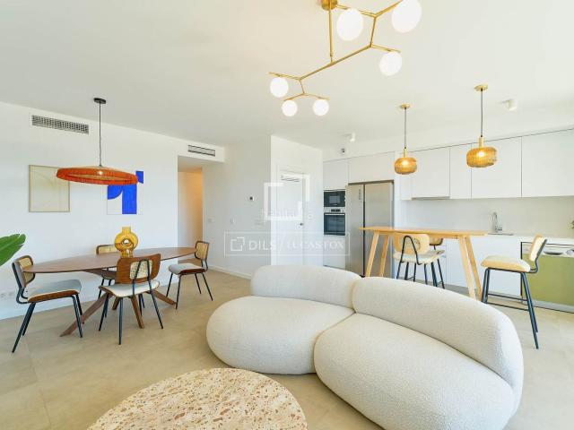Piso en venta en Torremolinos, Los Álamos. Exclusivo piso moderno con vistas al mar en venta junto a la playa en Torremolinos, Costa del Sol. Pisos.
