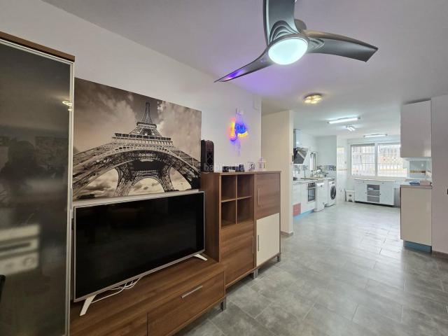 Piso en venta en Torremolinos, Manantiales Estación de Autobuses. Vivienda luminosa con terraza y vistas a Plaza Pablo Ruiz Picasso. Pisos.