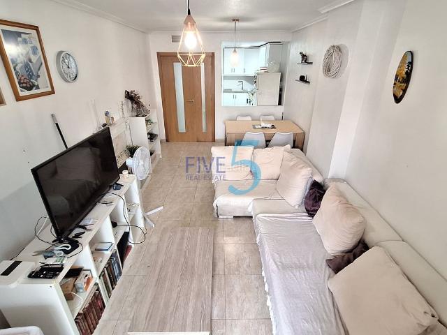 Piso en venta en Torrevieja, Centro Muelle Pesquero. Ubicación estratégica junto al mar! Se vende acogedor piso de 2 habitaciones y 1 baño en Torrevieja. Cuenta con un amplio balcón e. Pisos.
