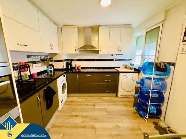 Piso en venta en Torrevieja, Centro Muelle Pesquero. Apartamento con terraza, en la provincia de Alicante, en la ciudad de Torrevieja, en el barrio de Playa del Cura. 3 habitaciones. Pisos.