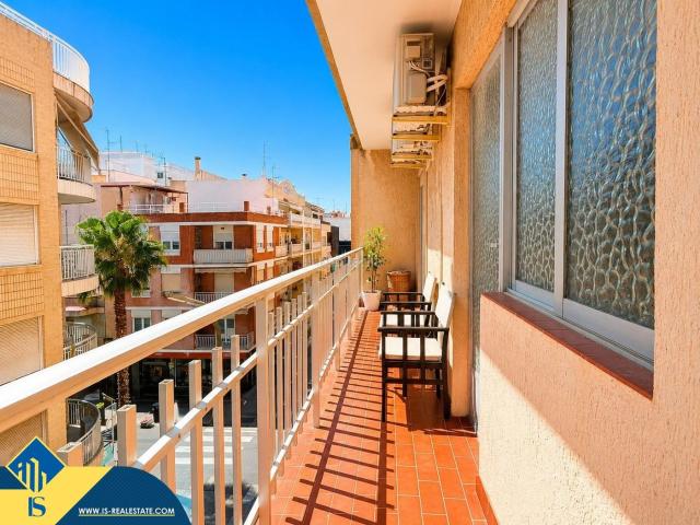 Piso en venta en Torrevieja, Centro Muelle Pesquero. Apartamento con terraza, en la provincia de Alicante, en la ciudad de Torrevieja, en el barrio de Playa del Cura. 3 habitaciones. Pisos.