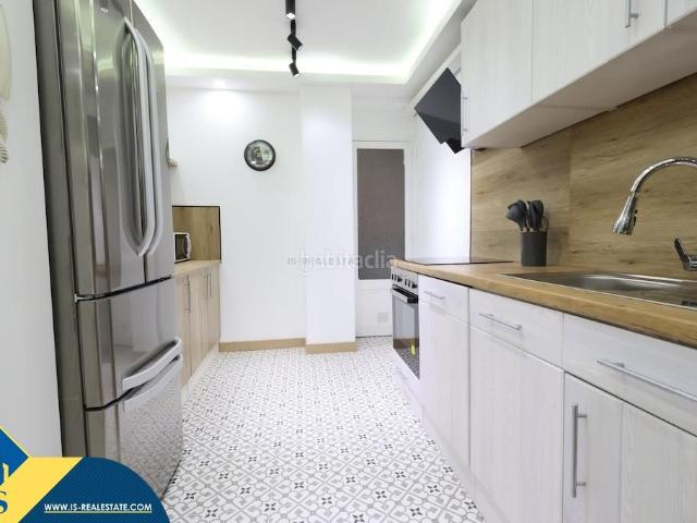 Piso en venta en Torrevieja, Centro Muelle Pesquero. Apartamento reformado con terraza, en la provincia de Alicante, en la ciudad de Torrevieja, en la zona de Playa del Acequión. 4 ha. Pisos.