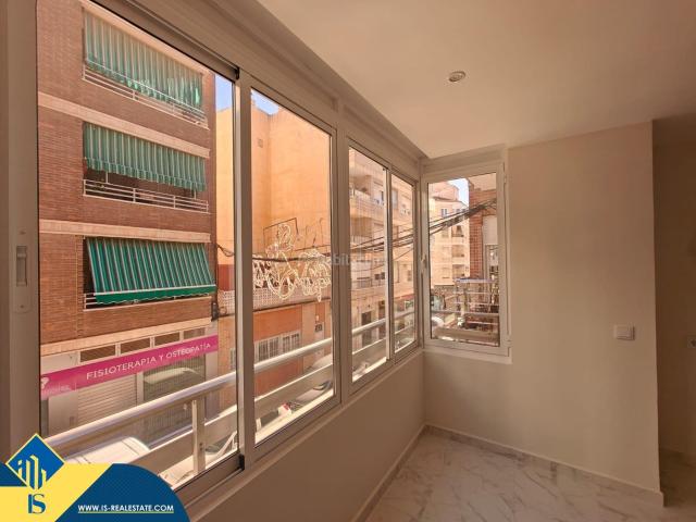 Piso en venta en Torrevieja, Centro Muelle Pesquero. Se vende un piso reformado con terraza, en España, en la provincia de Alicante, en la ciudad de Torrevieja, en el barrio de Playa. Pisos.