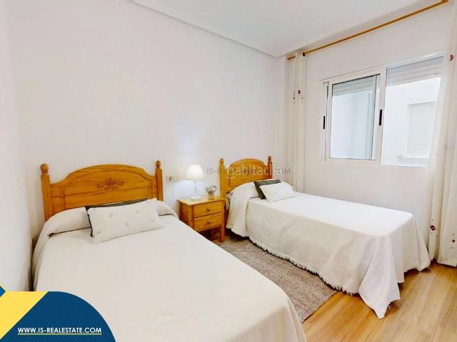 Piso en venta en Torrevieja, Antonio Machado. Apartamento parcialmente reformado con terraza en Torrevieja, en la provincia de Alicante, situado en el barrio de Playa del Cura. Pisos.