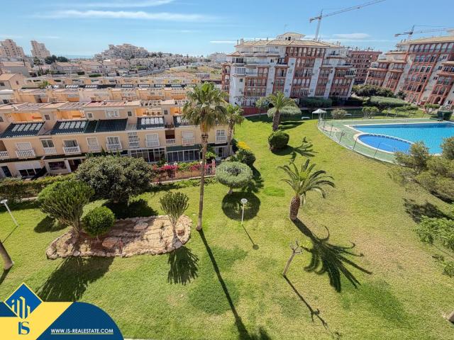 Piso en venta en Torrevieja, Aguas Nuevas. Apartamento reformado con piscina comunitaria, en la provincia de Alicante, en la localidad de Torrevieja, en el barrio de La Mata. Pisos.