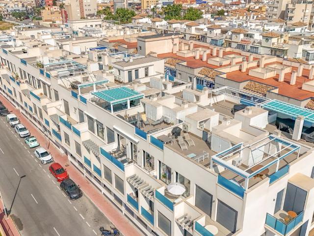 Piso en venta en Torrevieja, Avenida Habaneras Curva de Palangre. Aacutetico moderno y luminoso de un dormitorio con solaacuterium privado, a menos de un kiloacutemetro de la playa de arena de Pla.