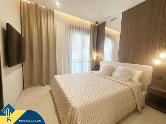 Piso en venta en Torrevieja, Avenida Habaneras Curva de Palangre. Apartamento con terraza, en la provincia de Alicante, en la ciudad de Torrevieja, en la zona de Playa de los Locos. 1 habitación.