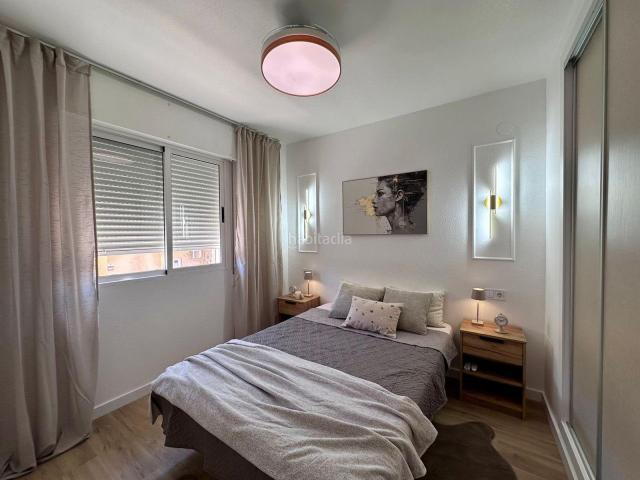 Piso en venta en Torrevieja, Avenida Habaneras Curva de Palangre. Apartamento en Calas Blancas, con 55m2 construidos, ubicado en una urbanización cerrada con piscina y parking privado. Esta propie.