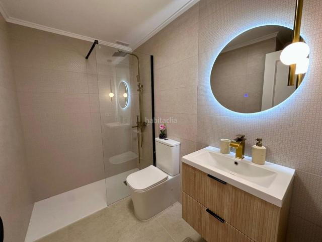 Piso en venta en Torrevieja, Avenida Habaneras Curva de Palangre. Apartamento elegante de 2 dormitorios ubicado a solo 400 metros de la playa Los Locos. Este amplio apartamento, recién renovado, s.
