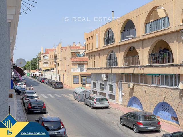 Piso en venta en Torrevieja, Avenida Habaneras Curva de Palangre. Apartamento reformado con terraza, en la provincia de Alicante, en la ciudad de Torrevieja, en el barrio de Playa del Cura. 1 habi.