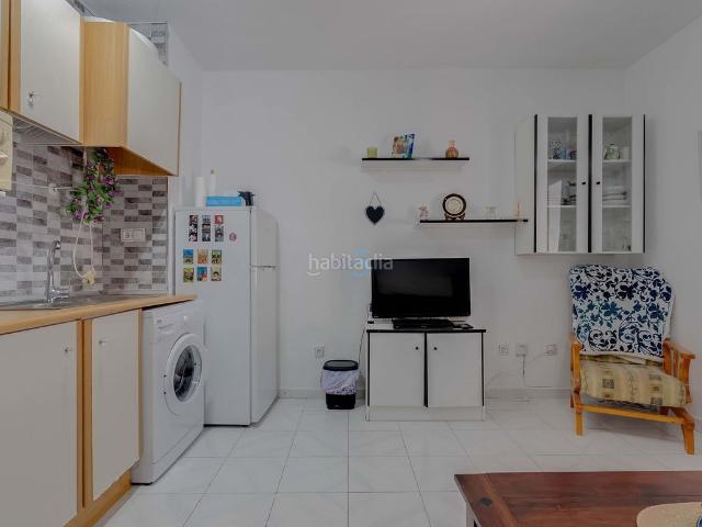 Piso en venta en Torrevieja, Avenida Habaneras Curva de Palangre. Este atractivo apartamento de una habitación completamente amueblado está situado en la tercera planta, en pleno corazón de Torrev.