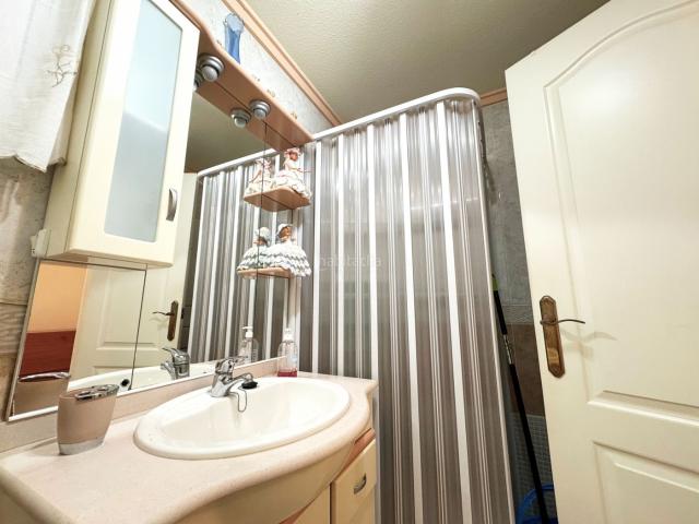 Piso en venta en Torrevieja, Avenida Habaneras Curva de Palangre. Piso de 62m² con ascensor, garaje y balcón junto a la playa en Torrevieja. Pisos.