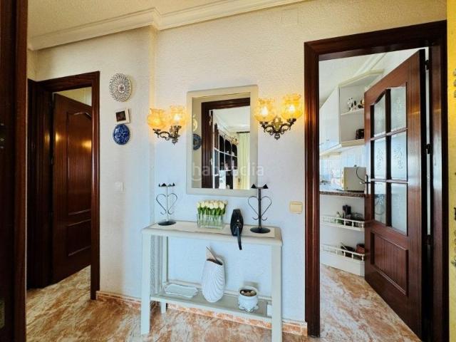 Piso en venta en Torrevieja, Gaspar Perelló. Es una vivienda situada en el corazoacuten de La Mata, a tan solo 100 metros de la playa. Tiene una amplia terraza con vistas al m. Pisos.