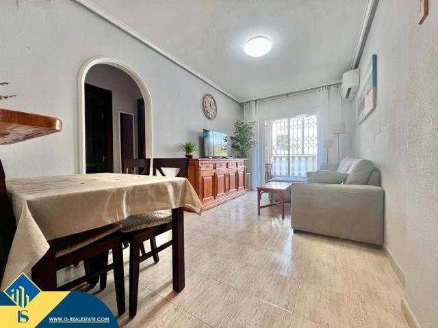 Piso en venta en Torrevieja, El Acequión. Apartamento con piscina comunitaria, en la provincia de Alicante, en la ciudad de Torrevieja, en el barrio de Playa del Acequión. Pisos.
