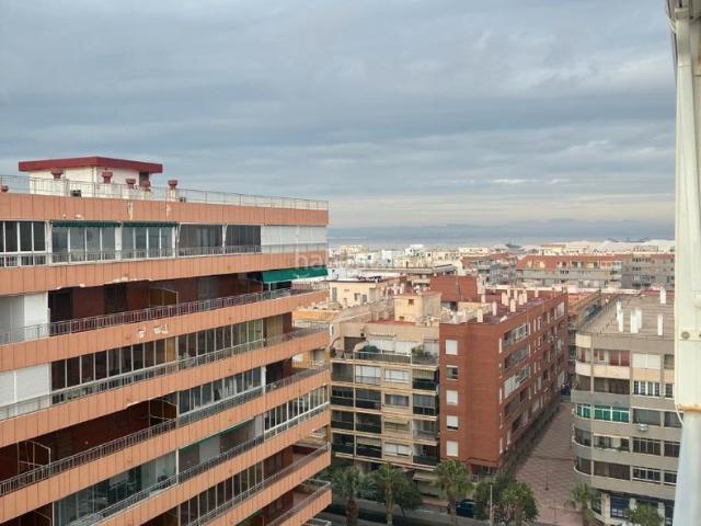 Piso en venta en Torrevieja, El Acequión. Apartamento con piscina comunitaria, en la provincia de Alicante, en la ciudad de Torrevieja, en la zona de Playa del Acequión. 2. Pisos.