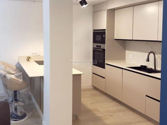 Piso en venta en Torrevieja, El Acequión. Apartamento reformado con terraza, en la provincia de Alicante, en la ciudad de Torrevieja, en la zona de Playa del Acequión. 2 ha. Pisos.