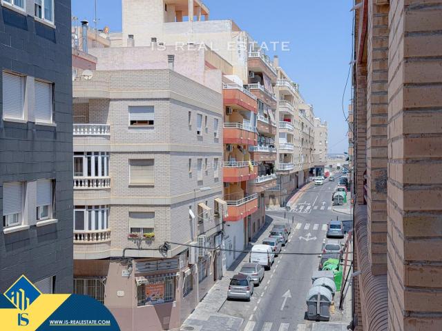 Piso en venta en Torrevieja, El Molino. Apartamento con terraza, en la provincia de Alicante, en la ciudad de Torrevieja, en el barrio de Playa del Cura. 3 habitaciones. Pisos.
