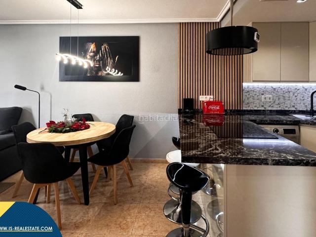 Piso en venta en Torrevieja, El Molino. Apartamento con piscina comunitaria, en la provincia de Alicante, en la ciudad de Torrevieja, en el barrio de Playa del Cura. 3 ha. Pisos.