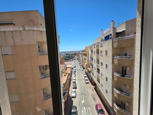 Piso en venta en Torrevieja, El Molino. iexclOportunidad en Torrevieja!Si buscas una vivienda luminosa, amplia y con una excelente ubicacioacuten, este apartamento puede. Pisos.