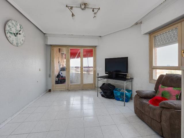 Piso en venta en Torrevieja, El Molino. Luminoso piso de esquina con ascensor, piscina y gran potencial de reforma. Pisos.