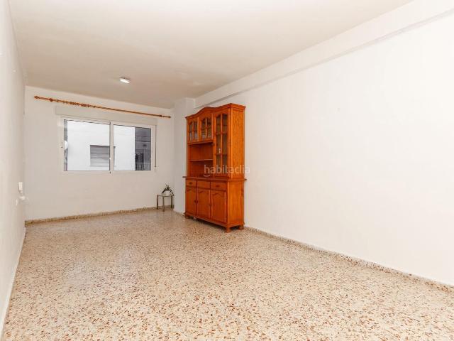 Piso en venta en Torrevieja, El Molino. PISO DE TRES DORMITORIOS EN EL CENTRO DE TORREVIEJA PARA REFORMAR. Pisos.