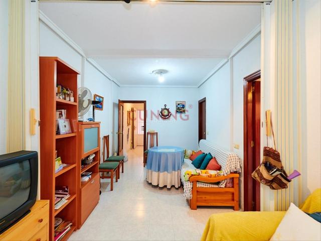 Piso en venta en Torrevieja, El Molino. Venta de apartamento en Torrevieja, Alicante, situado en un residencial con piscina comunitaria. Pisos.