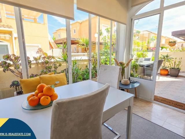 Piso en venta en Torrevieja, Los Balcones Los Altos. Apartamento con piscina comunitaria, en la provincia de Alicante, en la ciudad de Torrevieja, en el barrio de Los Balcones. 2 habi. Pisos.