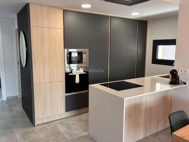 Piso en venta en Torrevieja, Los Balcones Los Altos. Bienvenidos a este precioso piso en esquina, totalmente listo para entrar a vivir, situado en el popular complejo residencial Los. Pisos.