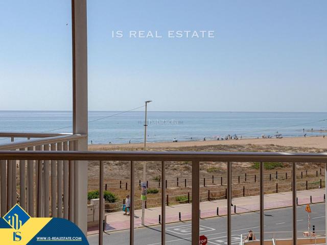 Piso en venta en Torrevieja, Los Europeos. Apartamento con terraza, en la provincia de Alicante, en la ciudad de Torrevieja, en el barrio de La Mata. 3 habitaciones 99 m². Pisos.