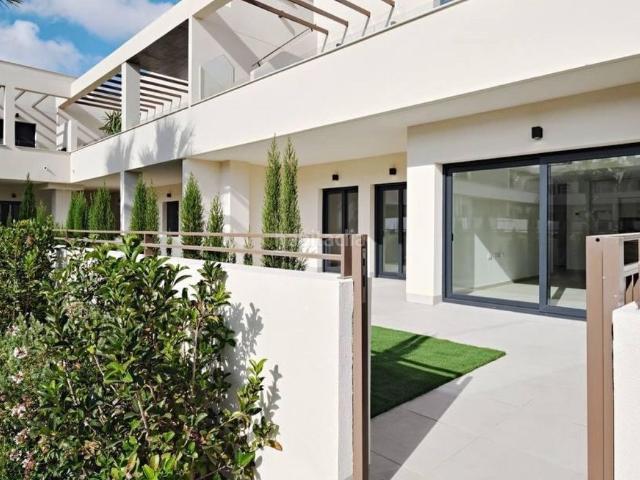 Piso en venta en Torrevieja, La Veleta. Este elegante apartamento de 2 dormitorios y 2 bantildeos se encuentra en una de las zonas costeras maacutes buscadas de Torreviej. Pisos.