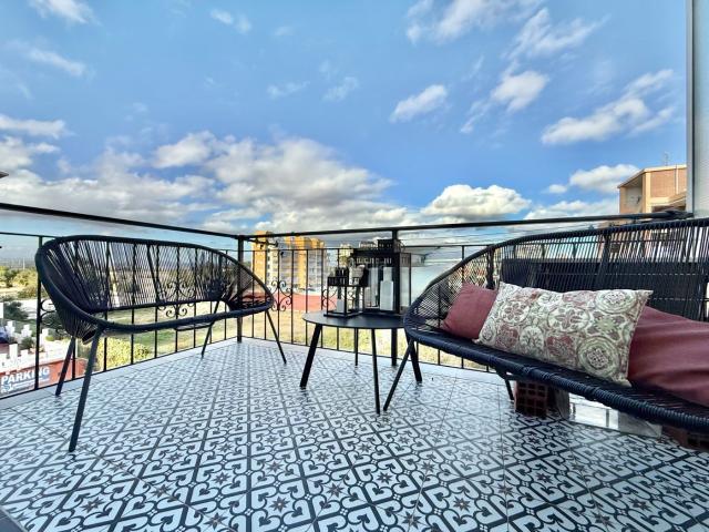 Piso en venta en Torrevieja, La Veleta. Has visto el vídeo? Necesitas el 100? Cons vistas al mar!Se vende piso completamente reformado en Torrevieja, en primera línea lat. Pisos.